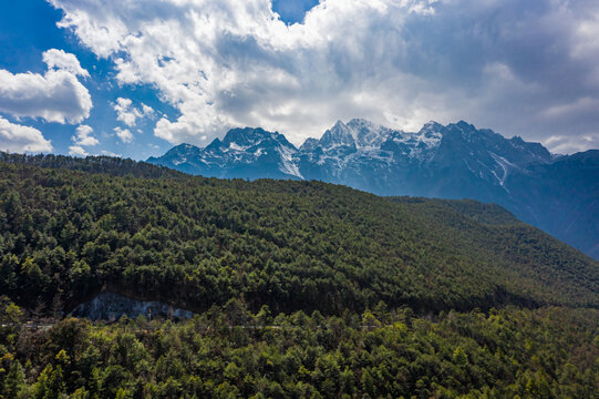 丽江玉龙雪山景区东麓绿色山岭