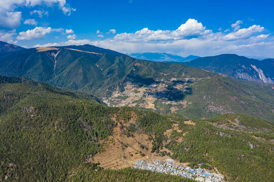 丽江玉龙雪山景区东麓绿色山岭