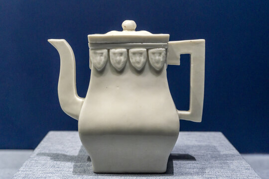 明代德化窑白釉方茶壶