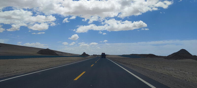 沙漠雅丹公路