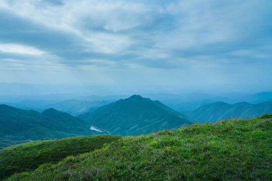 山川山脉山顶草场自然风光