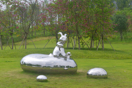 露珠和兔子雕塑