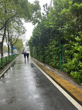 雨天行人