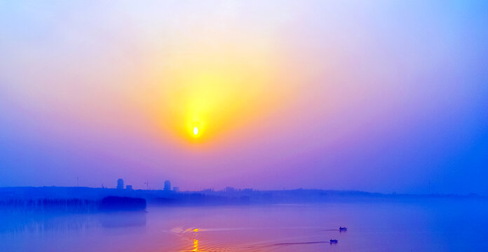 夕阳湖水