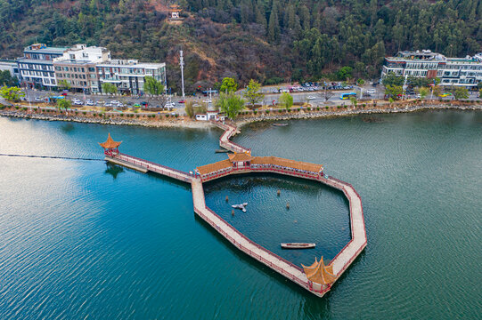 航拍大理洱海海心亭码头木栈道