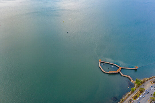 航拍大理洱海海心亭码头木栈道