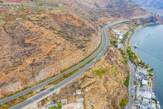 大丽高速路大理六罗山双廊隧道