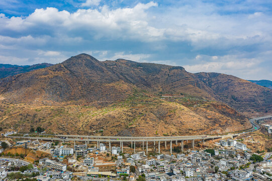 大丽高速路大理六罗山双廊隧道