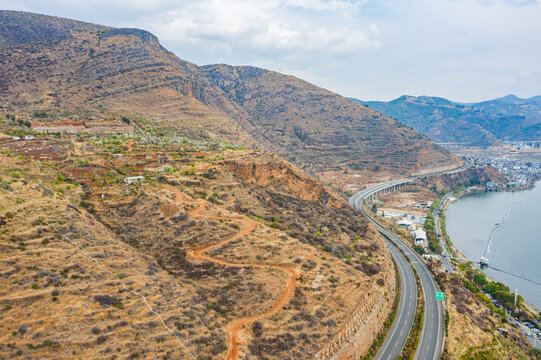 大丽高速路大理六罗山双廊隧道