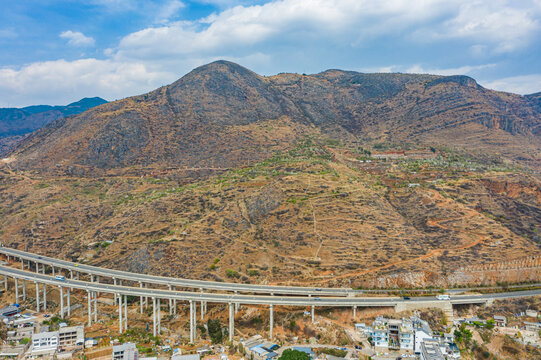 大丽高速路大理六罗山双廊隧道