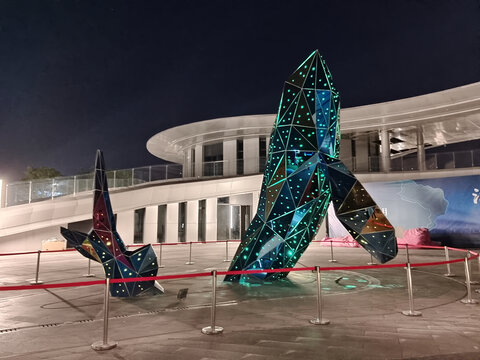 海豚雕塑夜景