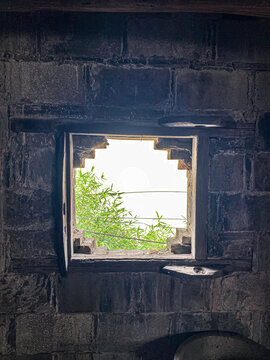 老旧阁楼小窗