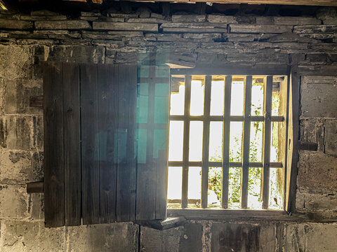 阁楼木窗老旧房子