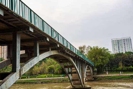 跨江大桥桥底