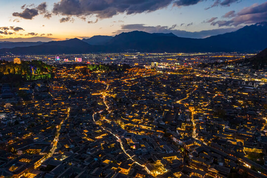 航拍云南丽江古城夜景大研古城