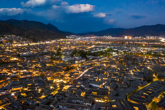 航拍云南丽江古城夜景大研古城