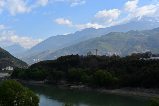 虎跳峡风景