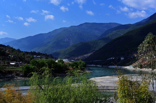 虎跳峡风景