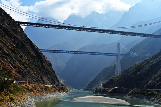 虎跳峡风景