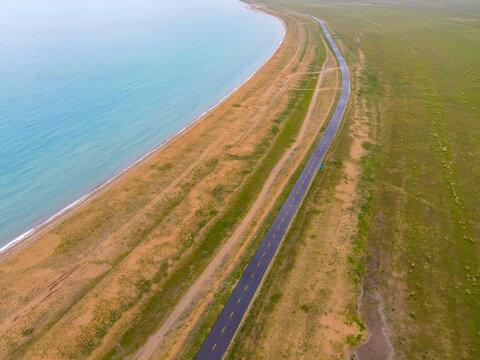 青海湖与公路航拍