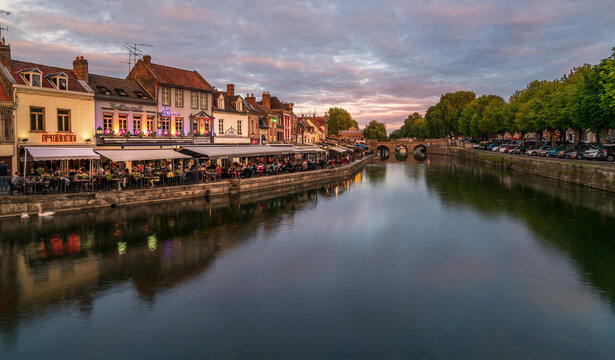 法国巴黎塞纳河沿岸傍晚街拍