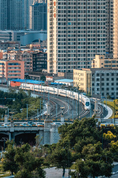 高鐵列車駛入哈爾濱火車站