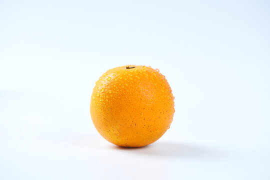 白底拍摄一个橙子