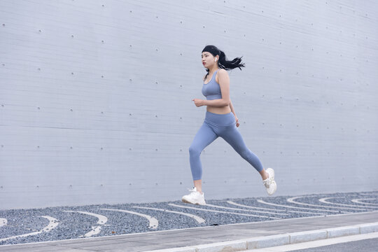 城市跑步的女性抓拍