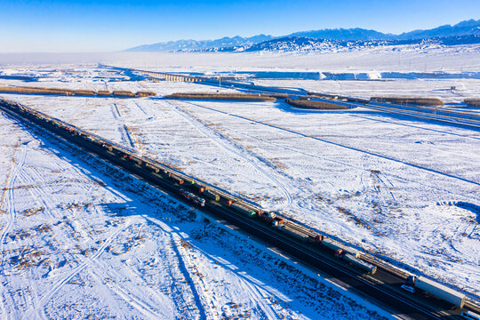 雪后大漠戈壁高速公路拥堵车流