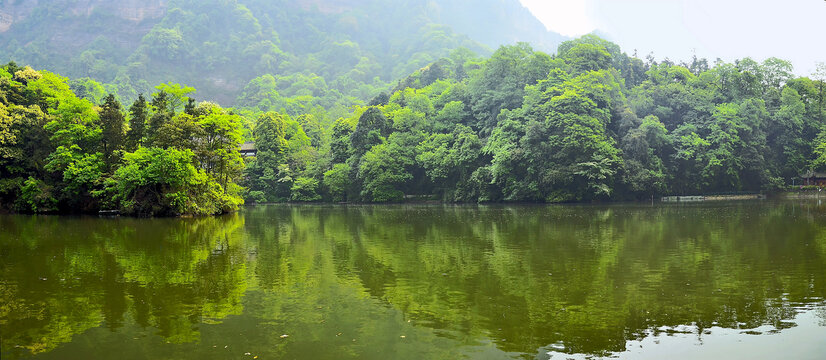 深山湖泊