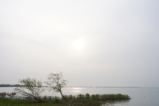 落日余晖湖水点缀