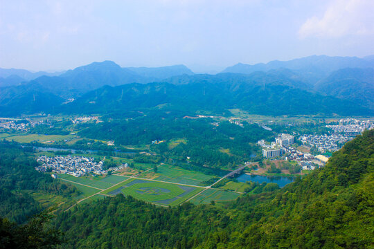 齐云山山顶远眺