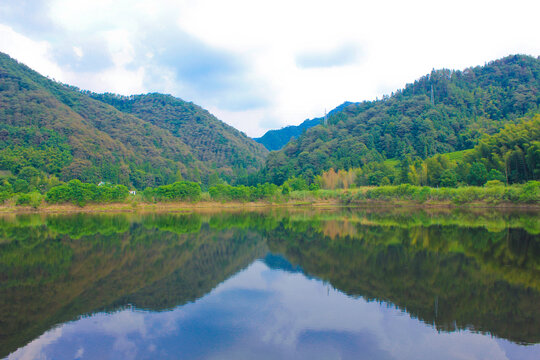 青山水中倒影