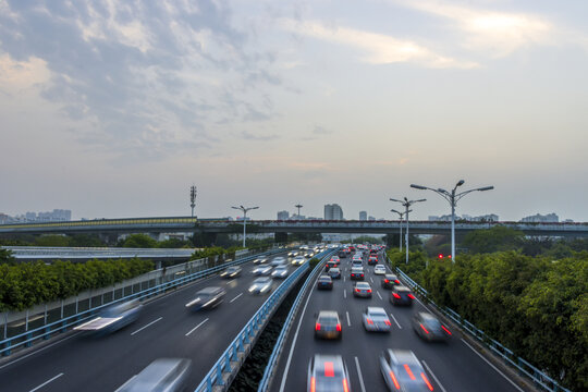 黄昏时分厦门城市高架桥车流