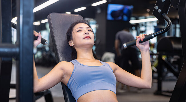 健身房器械锻炼的年轻女性