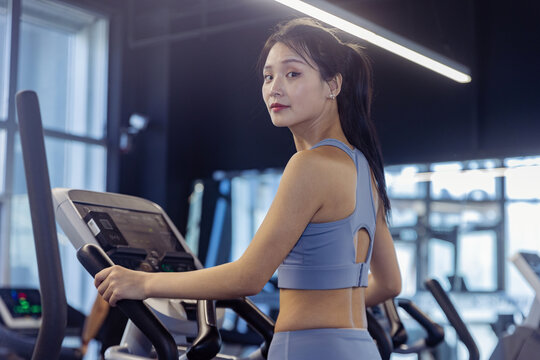 健身房锻炼的亚洲女性