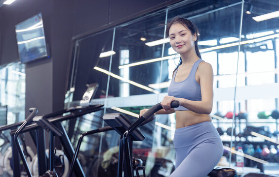 健身房使用器材健身女性