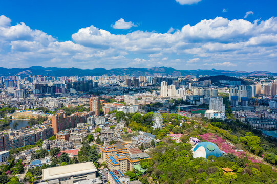 航拍云南昆明圆通山动物园景区