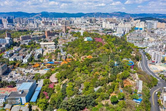 航拍云南昆明圆通山动物园景区