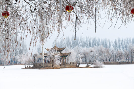 冬季湖心岛古亭雪景