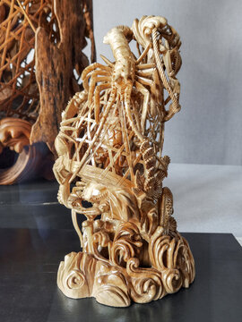 黄杨虾蟹笼木雕