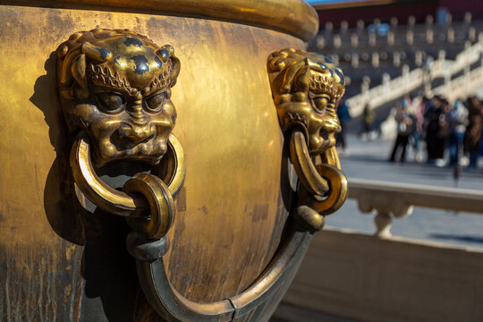 中国故宫铜缸上的狮头装饰