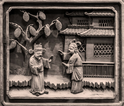 中式古董家具上的人物木雕