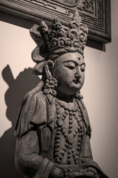 观音菩萨木雕像