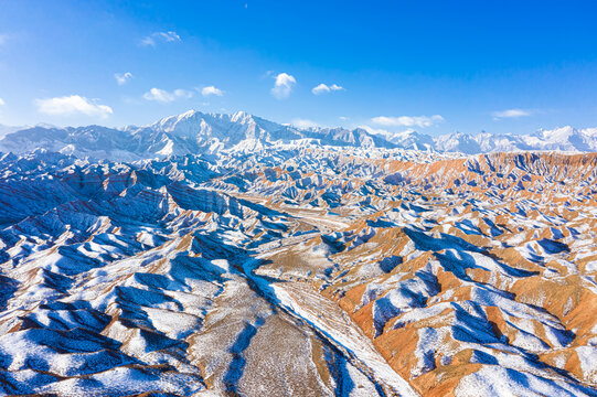 航拍冬季祁连山脉雪景