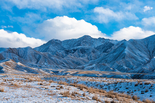 冬季傍晚山岭雪景