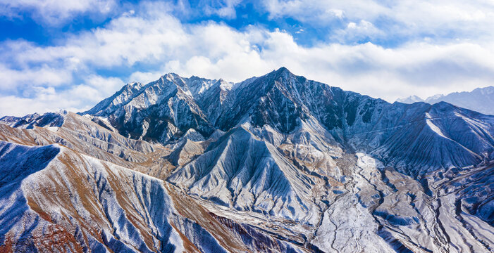 高山雪峰蓝天白云