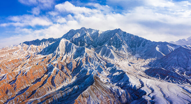 高山雪峰蓝天白云