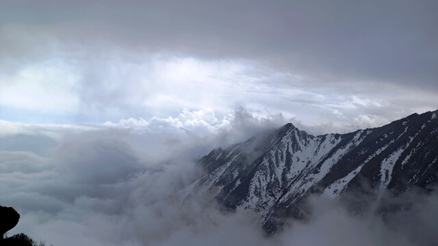 雪山云海