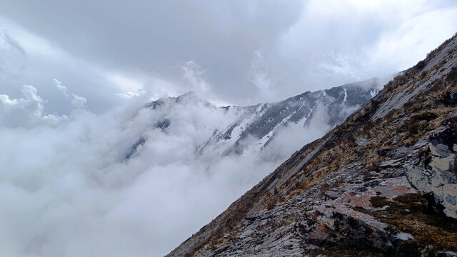 雪山云海悬崖自然美景